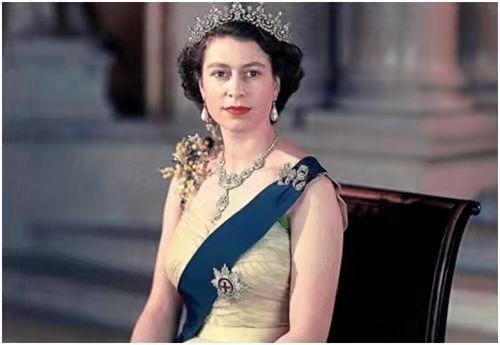 英国女王伊丽莎白二世是谁的子女，英国女王伊丽莎白二世