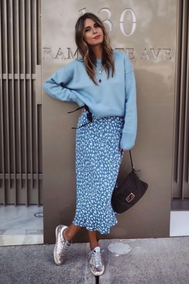 卫衣半裙早秋混搭时髦有女人味，卫衣＋半裙＝时髦又有女人味的早秋穿搭