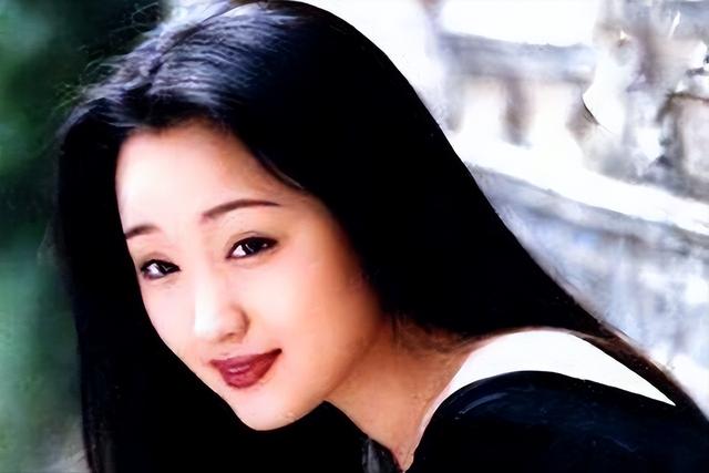 30岁杨钰莹近况如何，曾为爱隐退却身败名裂