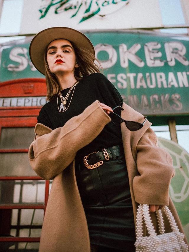 驼色大衣搭配图片，让你从20岁优雅到60岁的驼色大衣（驼色大衣怎么穿搭有气场）