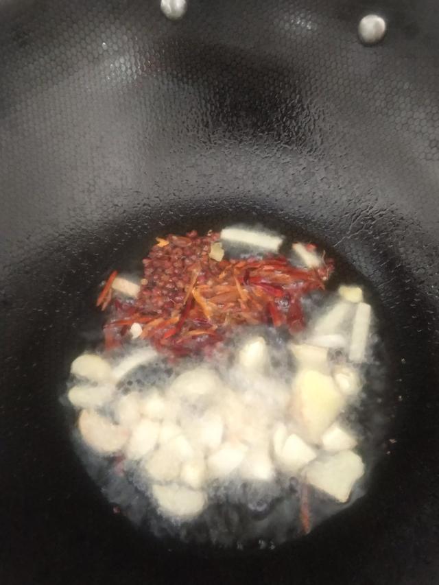 竹笋炒腊肉怎么做好吃窍门，教大家做一道家人都喜欢吃的