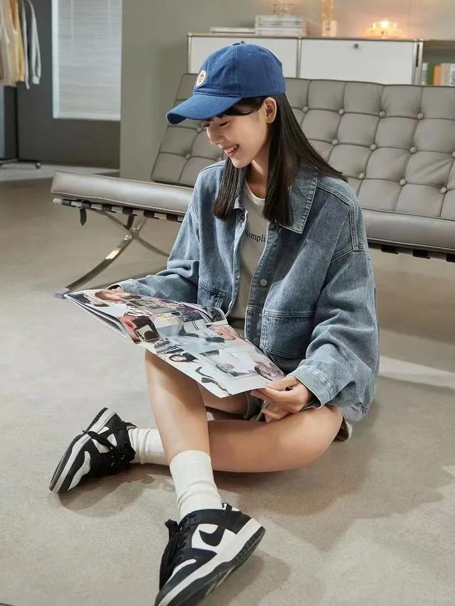 34岁杨幂近照显疲态，次次艳压00后小花