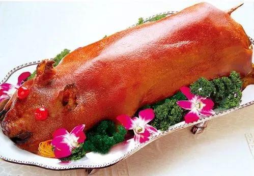 烤乳猪的烹制方法，70退休工人老王卖了20年的烤乳猪