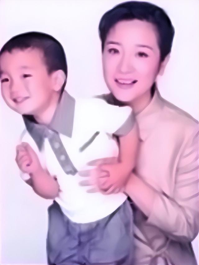 陈小艺老公刘惠宁，52岁陈小艺婚后绯闻（丈夫坐轮椅她却多次牵手小鲜肉）