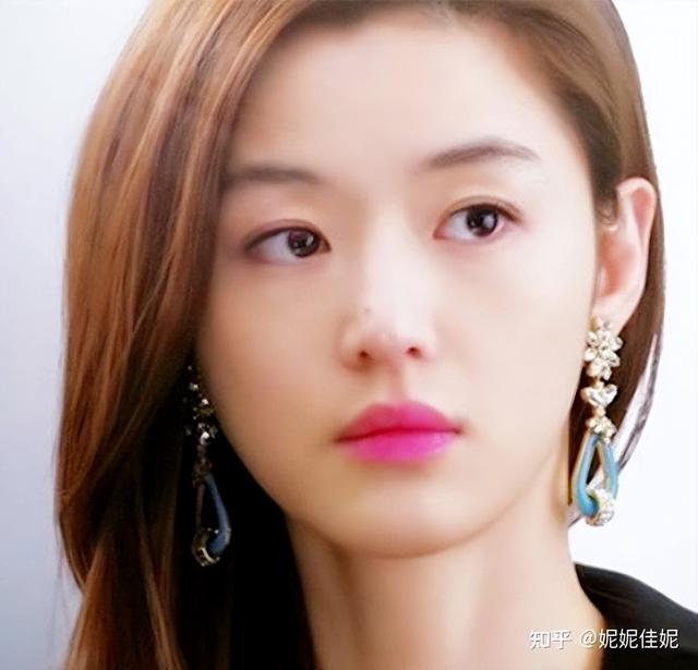 杨紫属于什么脸型，杨紫的五官分析
