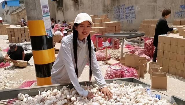 麦小登跟男友初见面，带着父亲嫁给青梅竹马
