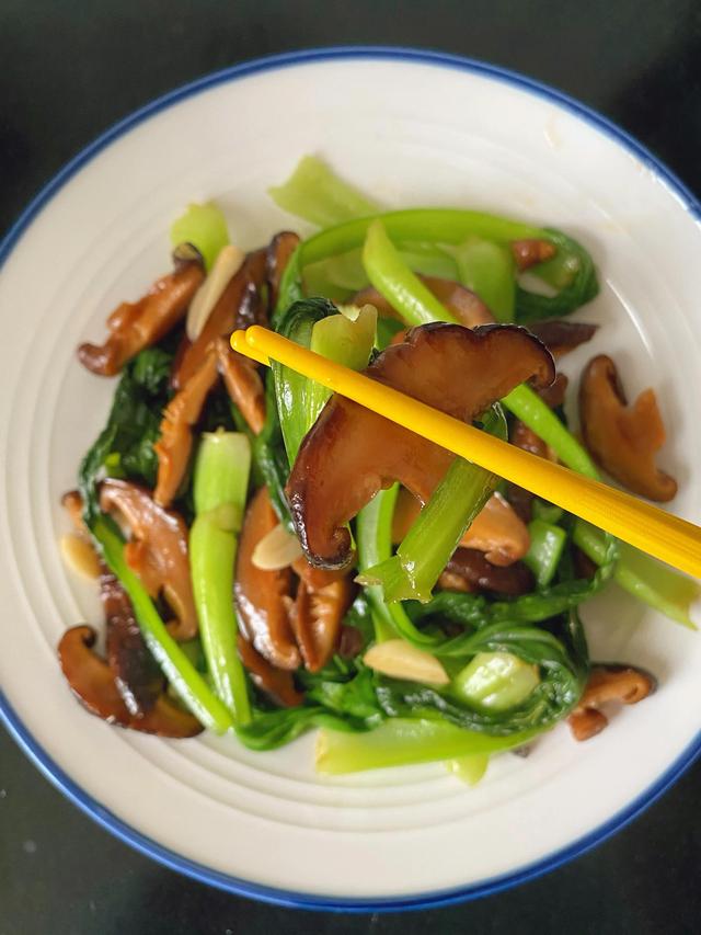香菇炒青菜的做法，青菜和香菇一起炒的做法（香菇炒青菜的家常做法）