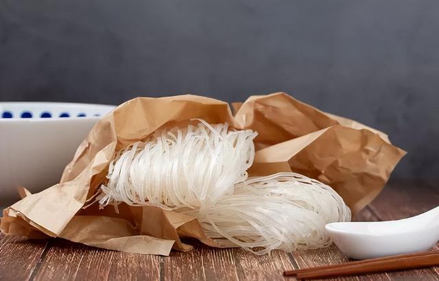 干米线的正确泡法，半干的米线怎么泡发（健康又过瘾的小锅米线）