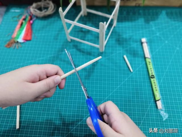 小朋友用气球做一个灯笼，小朋友做了一个氛围感满满的礼物