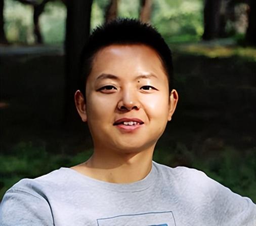 关彤，歌唱家关彤