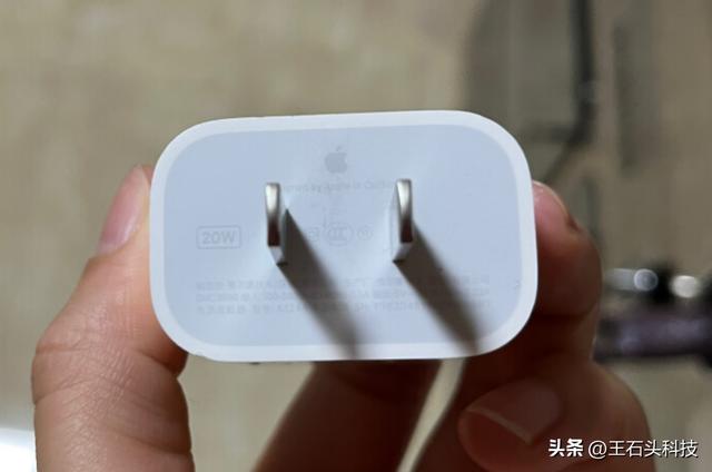苹果官网充电器，我们一般在苹果官网买哪种充电器（苹果三件套3合1绿联充电器评测分享）