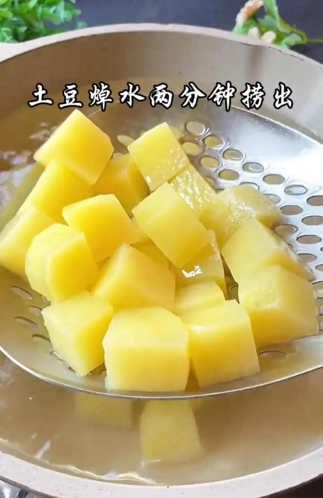 土豆火腿肠的做法，土豆火腿肠简单做法（教你百吃不厌的做法）