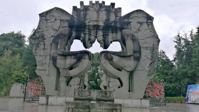 北回归线标志园，昆明墨江北回归线标志园（游客排队喝井水：就会生双胞胎）