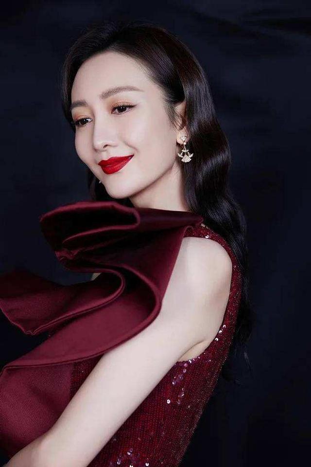 40岁美得让人移不开眼的女明星，这9位40+的“长腿”女星