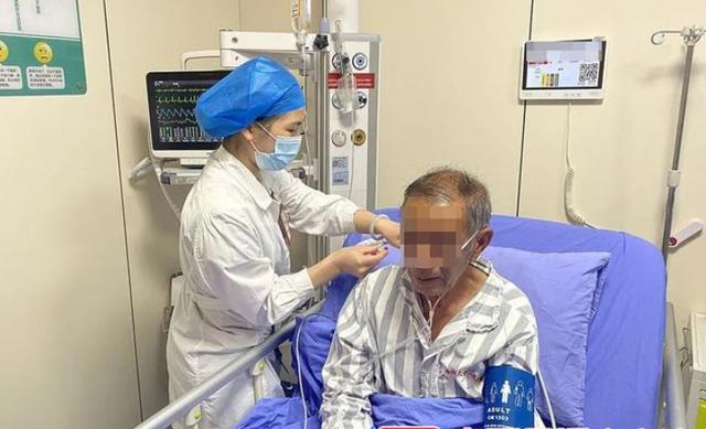 21岁小伙被神秘毒蛇咬伤，广西70岁老伯欲吓唬毒蛇反被追着咬