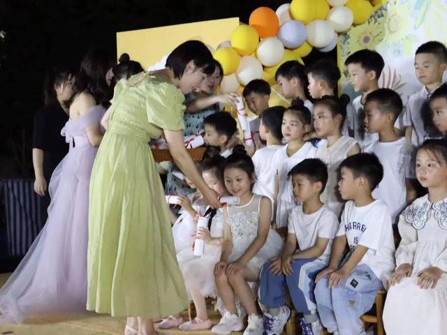 幼儿园毕业典礼蜕变之夜，童心向未来——东乡县二幼举行大班毕业典礼