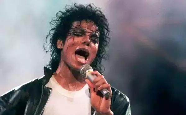 迈克尔杰克逊皮肤怎么变白的，迈克杰克逊的脸是怎么从黑变白的呢