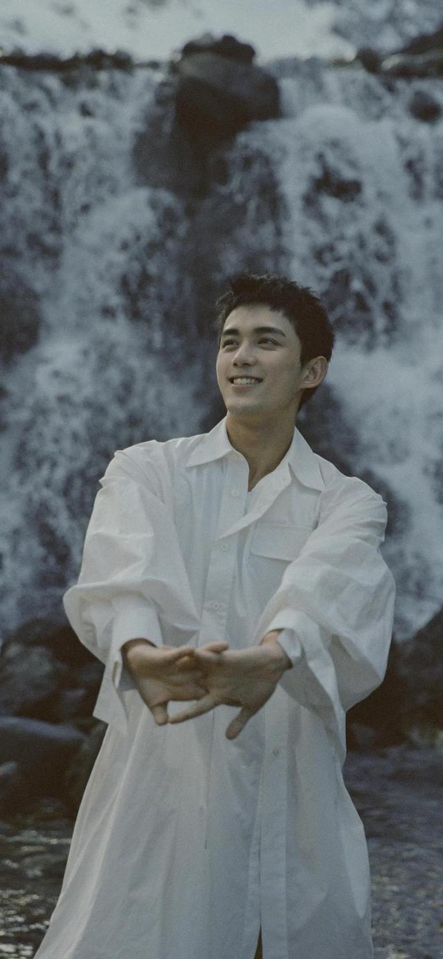 吴磊高清手机壁纸腹肌，帅哥明星壁纸吴磊