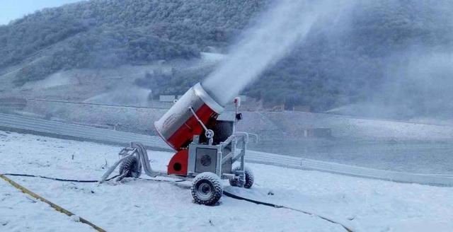 夜间滑雪场人工造雪，上党区振兴小镇冰雪世界滑雪场即将开放