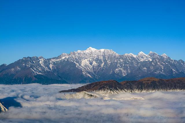 贡嘎雪山主峰，屹立于众峰之巅