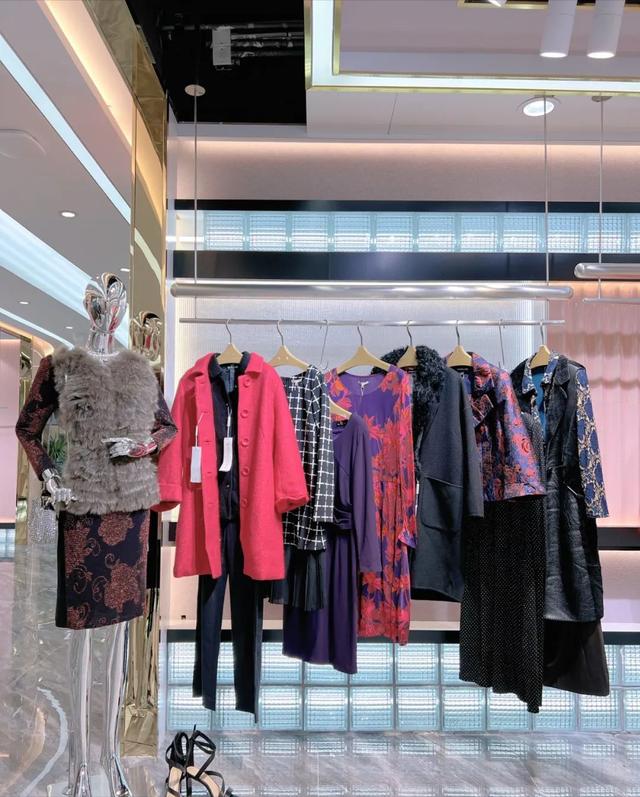 沐兰长袖女装，MORELINE.沐兰秋冬品牌折扣女装羽绒服风衣外套桑蚕丝连衣裙穿搭