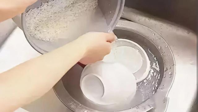 白醋的10个小妙用，把白醋倒在手心一搓