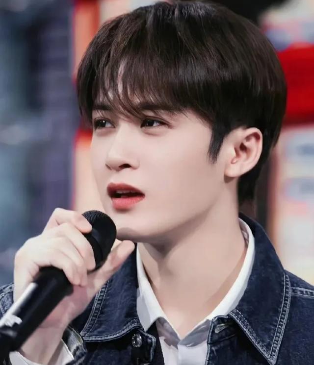 明星身高排行榜，30位当红男明星身高对比（男明星跟关晓彤同框暴露真实身高）