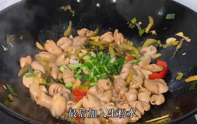 酸菜肥肠的做法，酸菜焖肥肠做法