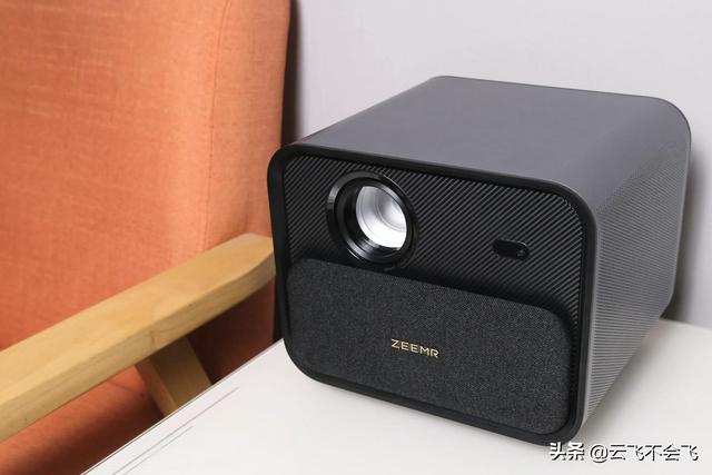 知麻投影z1mini，或许是最适合小青年的千元智能投影仪