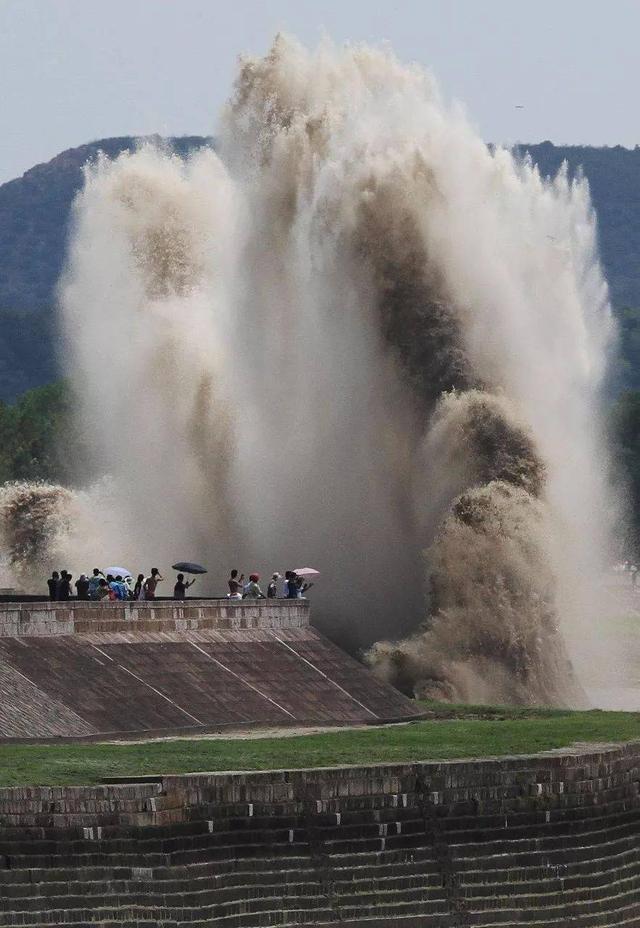 海底瀑布奇观，海底瀑布死亡冰柱