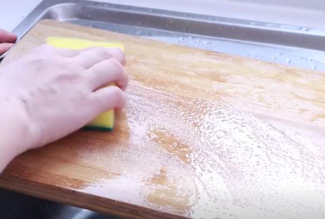 怎样快速清除菜板上的霉斑，污渍霉斑一擦就掉