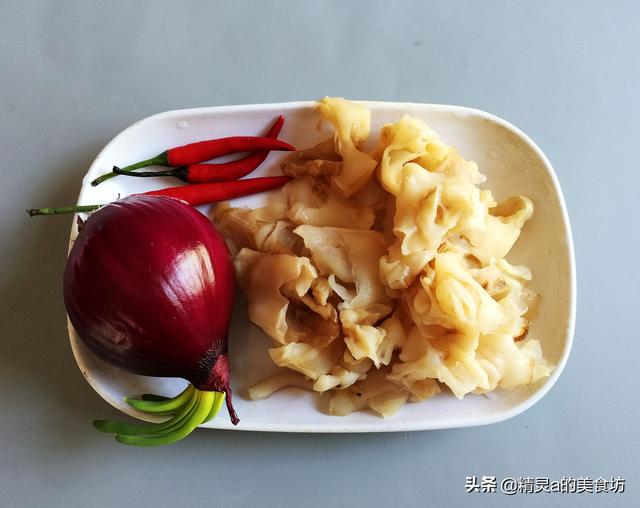 洋葱炒什么好吃，洋葱炒什么既好看又好吃（土豆别再做老一套了）