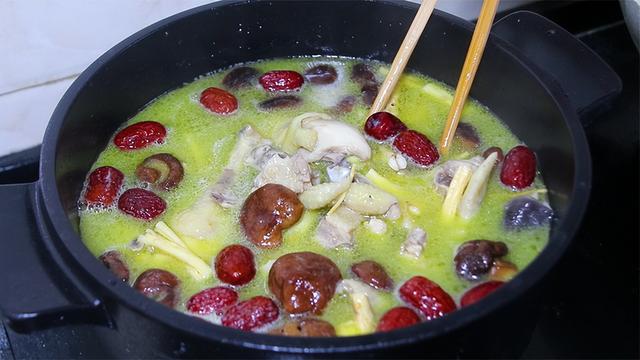 炖鸡用什么调料，炖鸡汤一般放什么配料好吃