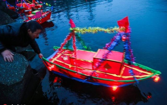 农历八月初三是不是阎王爷的忌日，今天八月初三“灶王神诞辰”日遇阴雨天