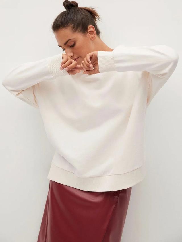 卫衣半裙早秋混搭时髦有女人味，卫衣＋半裙＝时髦又有女人味的早秋穿搭