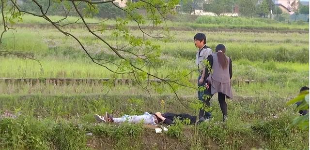 97岁驼背老人现状，97岁杨振宁携妻子出行