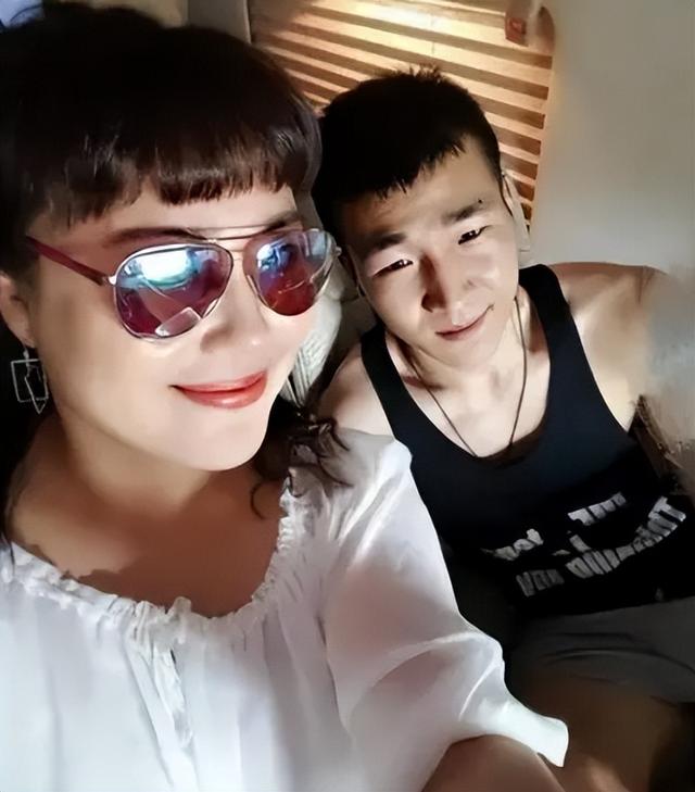 李菁菁为什么和第一任丈夫离婚，李菁菁与小21岁老公离婚