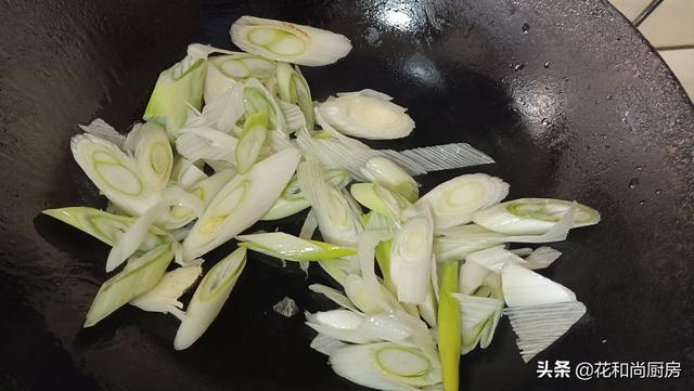 葱烧海参的最正宗做法，葱烧海参为家人做一次吧