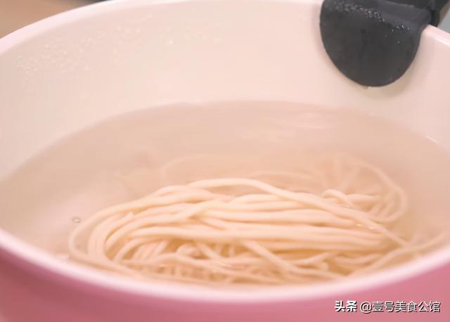 经典酸辣雪花肥牛面，和府捞面的酸汤雪花肥牛面