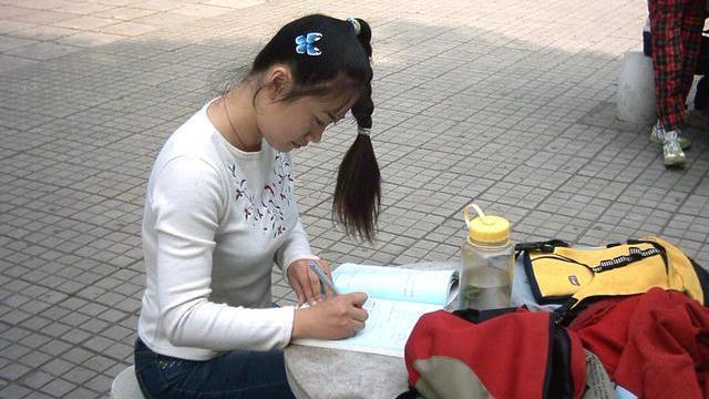 芙蓉姐姐整容前照片，芙蓉姐整容了吗（从扮丑网红到亿万富婆）