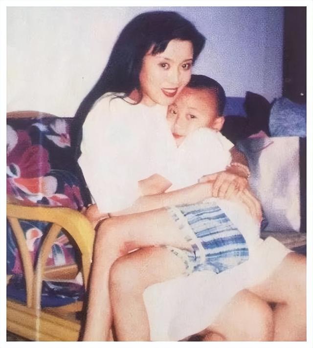 孙红雷与于嘉丽这几年见过面吗，提出和年迈体衰的丁嘉丽分手