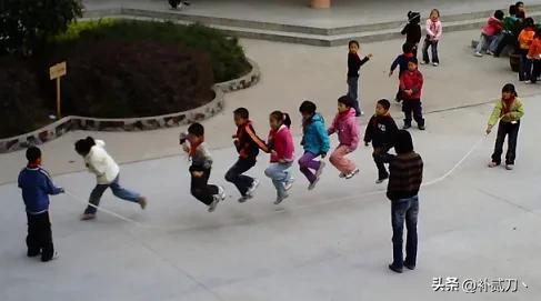 简单又实用的玩具自己做的，这些自己动手做的玩具你都玩过几种