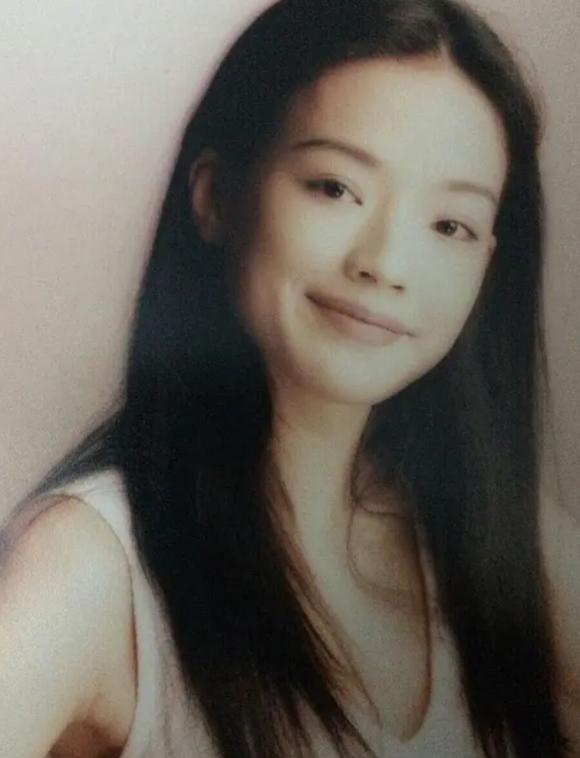 柳岩傲人的身材一直备受网友羡慕，吴尊模仿球星动作