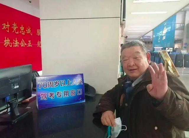 电摩驾驶证怎么考，骑电动摩托车怎么考驾证（考个摩托驾照得多少钱）
