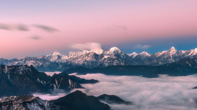 贡嘎雪山主峰，屹立于众峰之巅