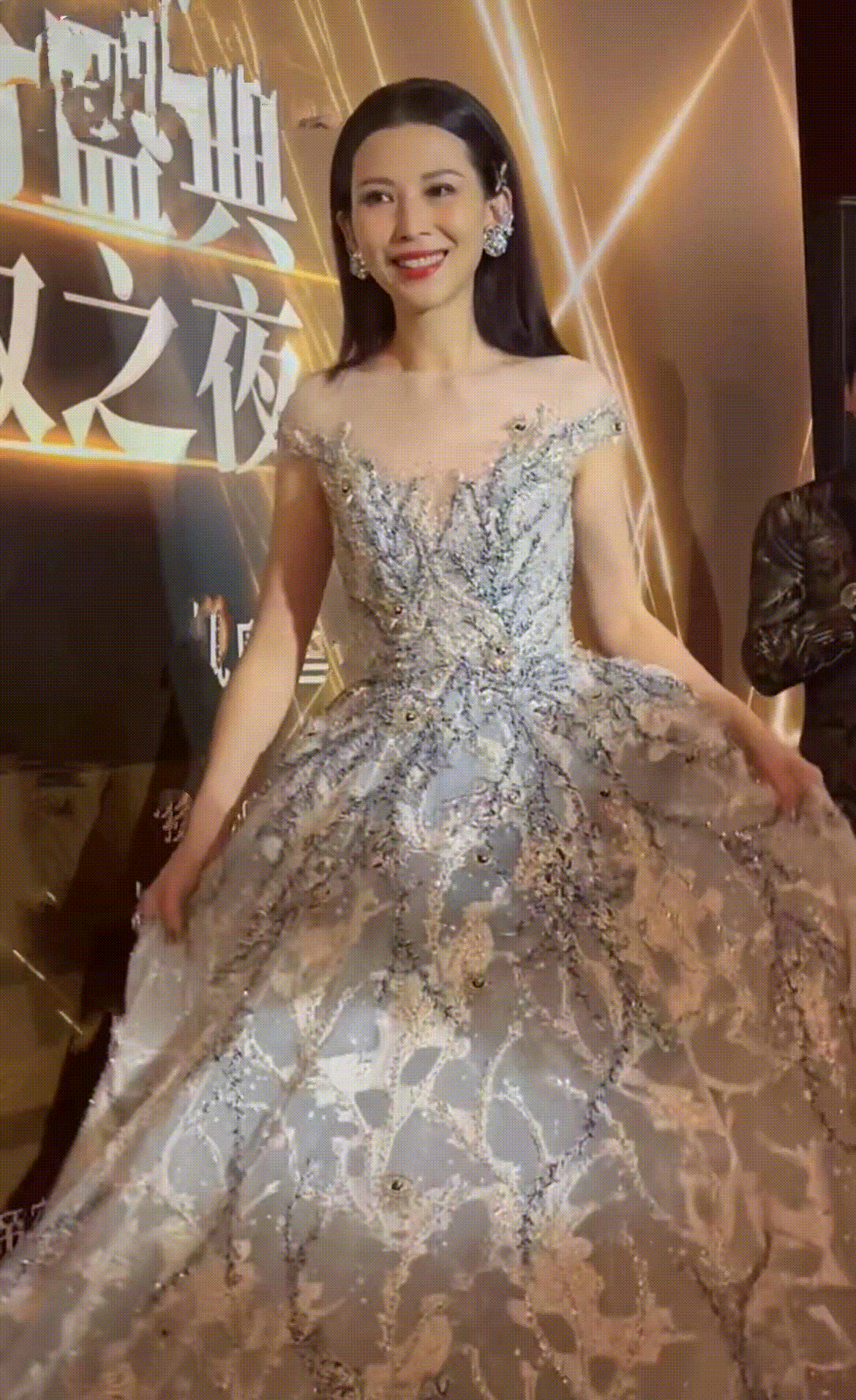 贾乃亮深夜发文挂微博，贾乃亮否认复合传闻