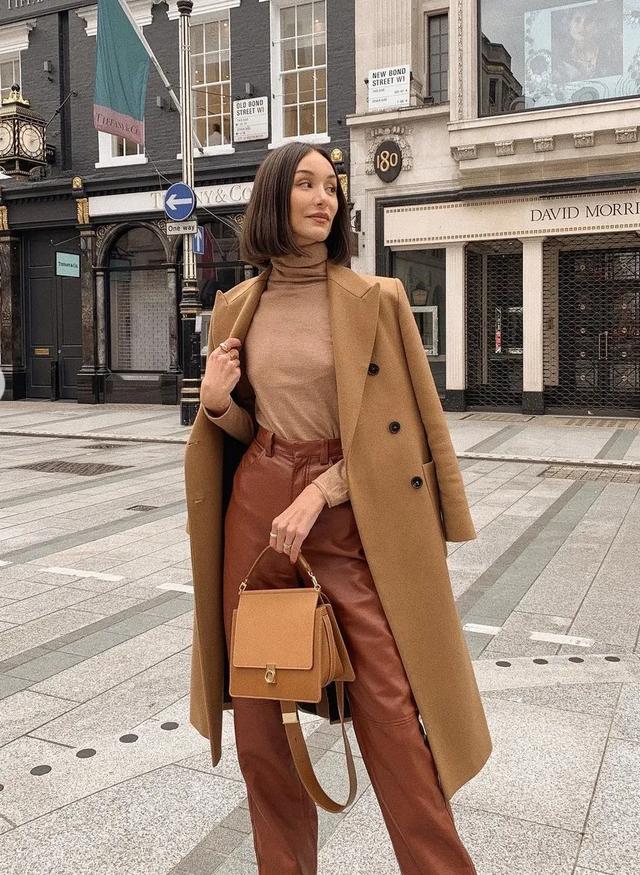 驼色大衣搭配图片，让你从20岁优雅到60岁的驼色大衣（驼色大衣怎么穿搭有气场）