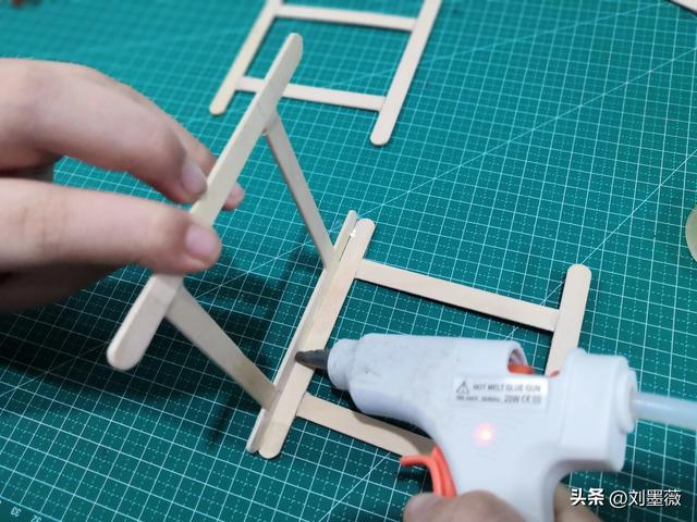 小朋友用气球做一个灯笼，小朋友做了一个氛围感满满的礼物