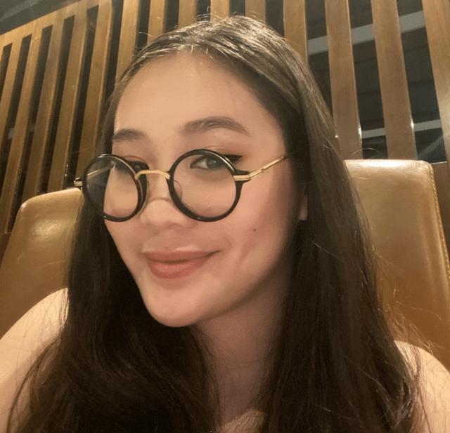 利智和李连杰全家照，李连杰俩女儿回新加坡过节