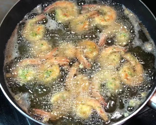 在家里怎么做香酥大虾，炸大虾，有人用面粉有人直接炸